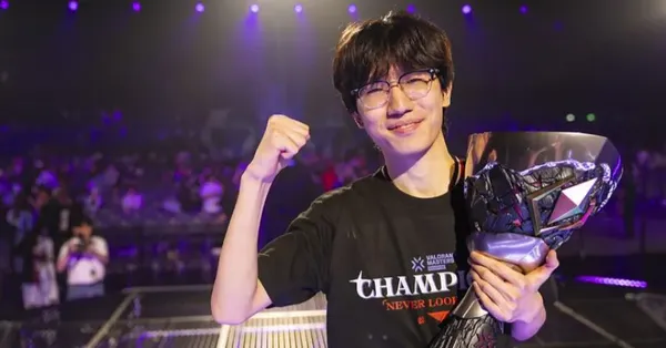 Carpe holding the Masters Bangkok 2025 trophy with T1.